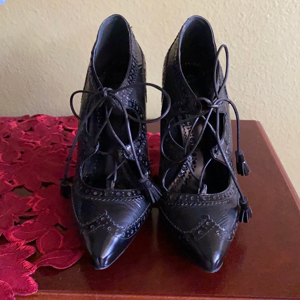 Black pumps